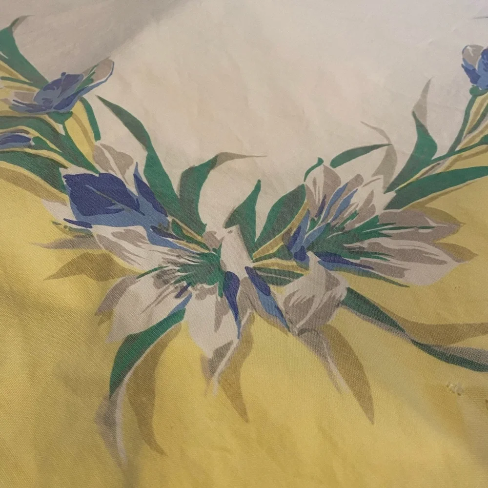 Vintage 4”/3.8” Table Cloth 🍃🌼🍃 Beautiful!